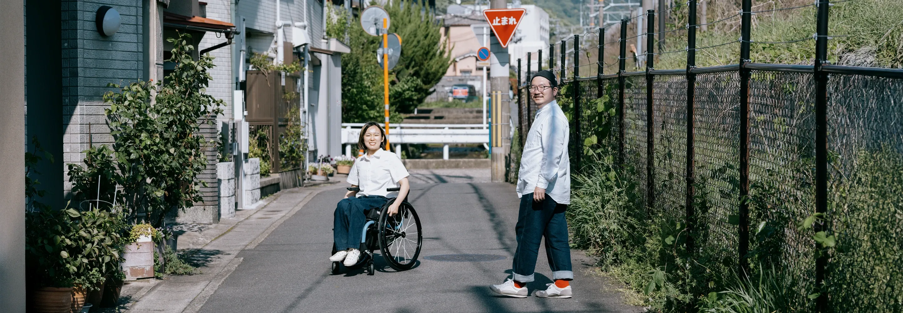 創業者の二人が道を歩いている時に振り返っている様子