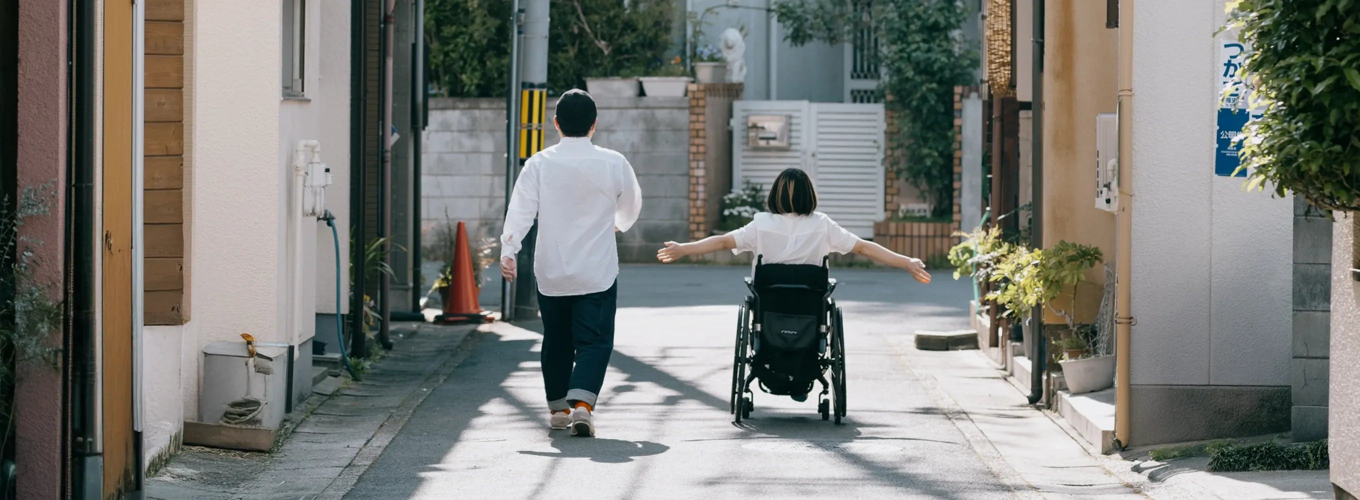 創業者の二人が並んで歩く様子