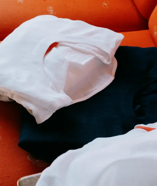 ソファにみんなにいい割烹着が置かれている様子