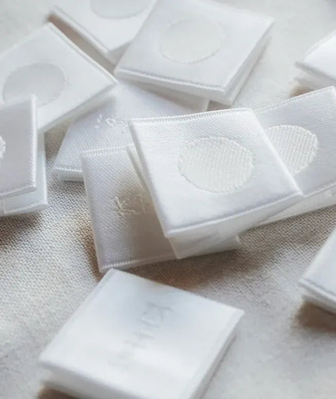 kittoiのネームタグが複数置かれている様子