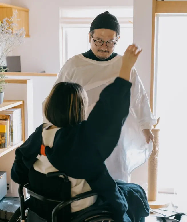 創業者の二人が割烹着を着ている様子