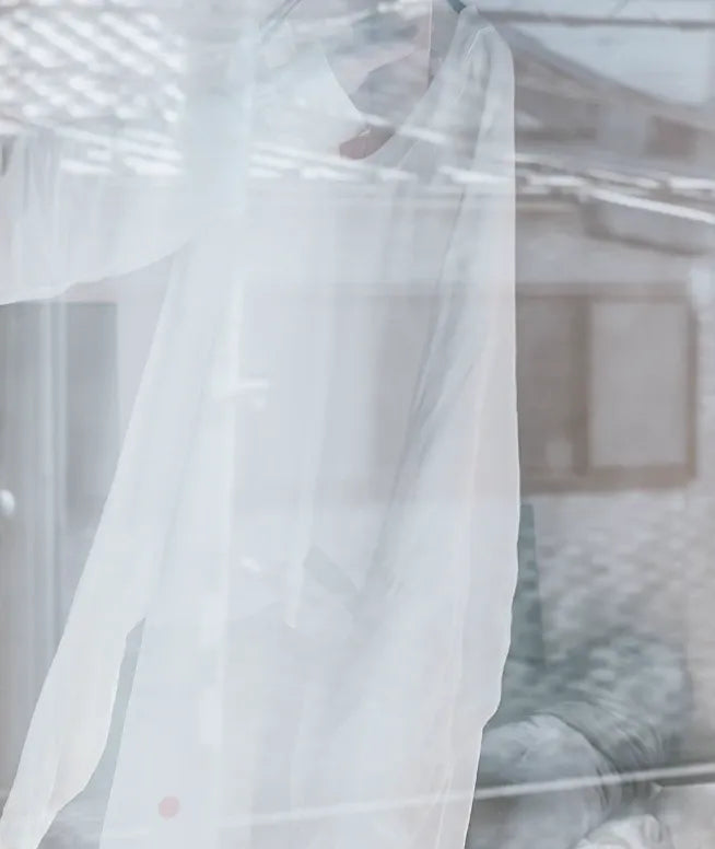 窓越しに揺れるみんなにいい割烹着